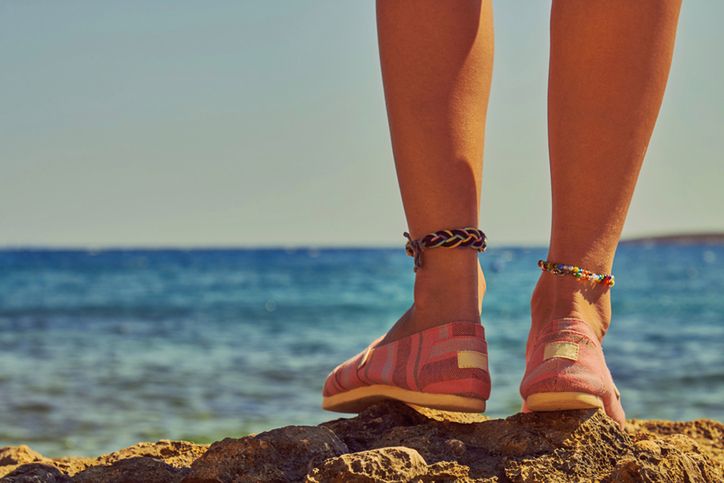 Skąd wzięła się moda na bransoletki na nogę? Powrót interesującego trendu w biżuterii