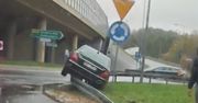 Radziejowice: Zjeżdżał Mercedesem z trasy S8, zawisł na barierkach