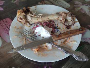 Gdzie wyrzucić kości z kurczaka? Błąd często się powtarza