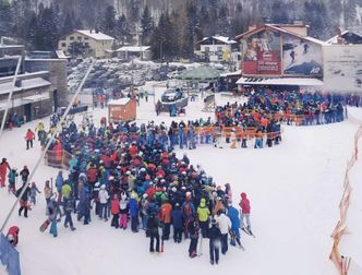 Tłumy na stoku, korek w drodze do Szczyrku. Tak wygląda luzowanie obostrzeń