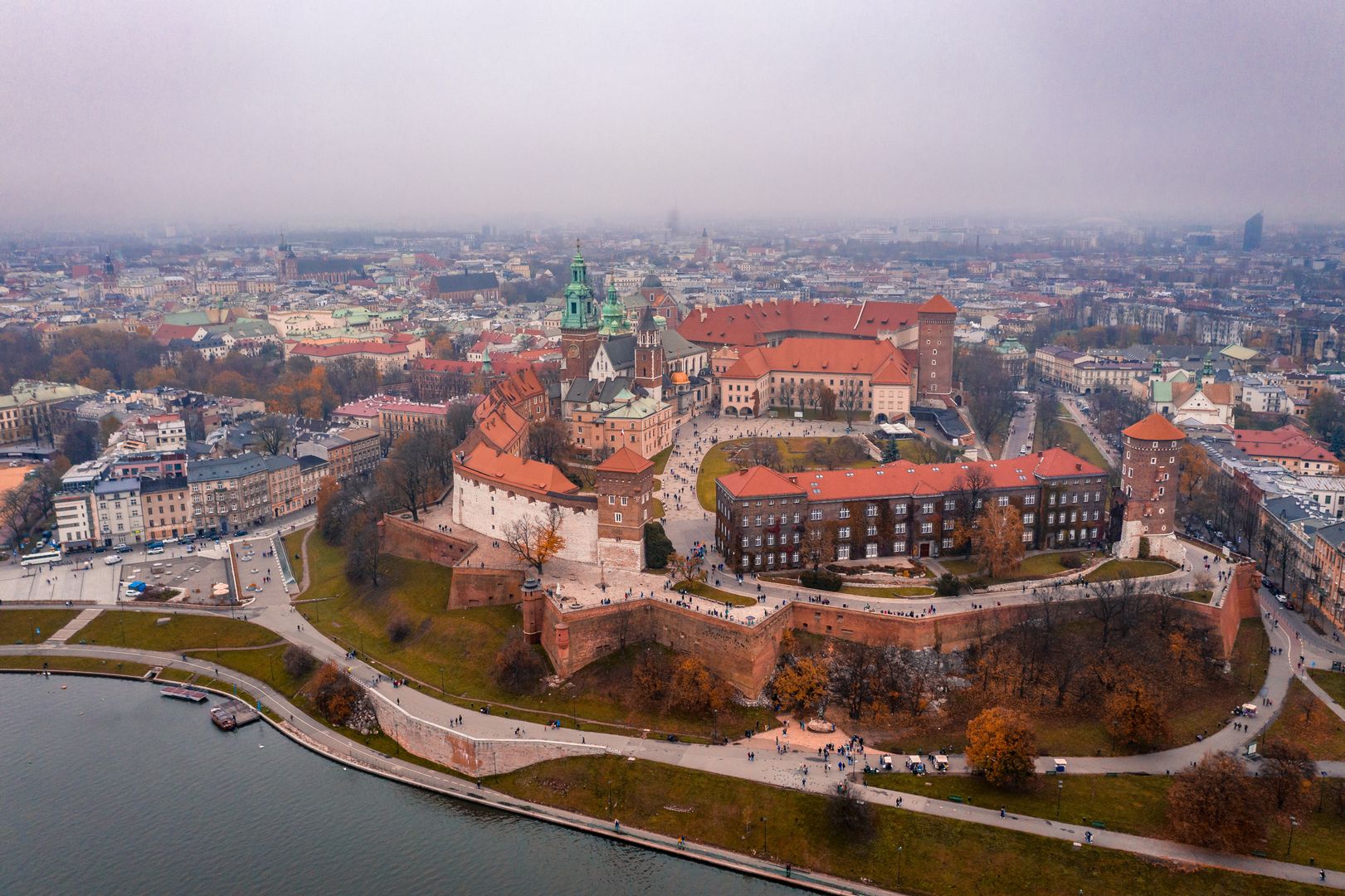 Pogoda w Krakowie. Prognoza na sobotę, 17 maja 2025. Rześko, z przelotnym deszczem i lekkim wiatrem