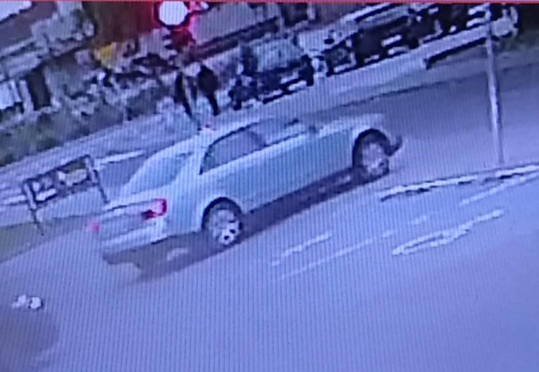 Policjanci próbują ustalić tożsamość mężczyzny.