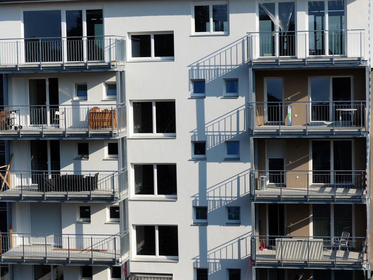 Oświęcim: Dziecko na zewnętrznym parapecie okna na drugim piętrze