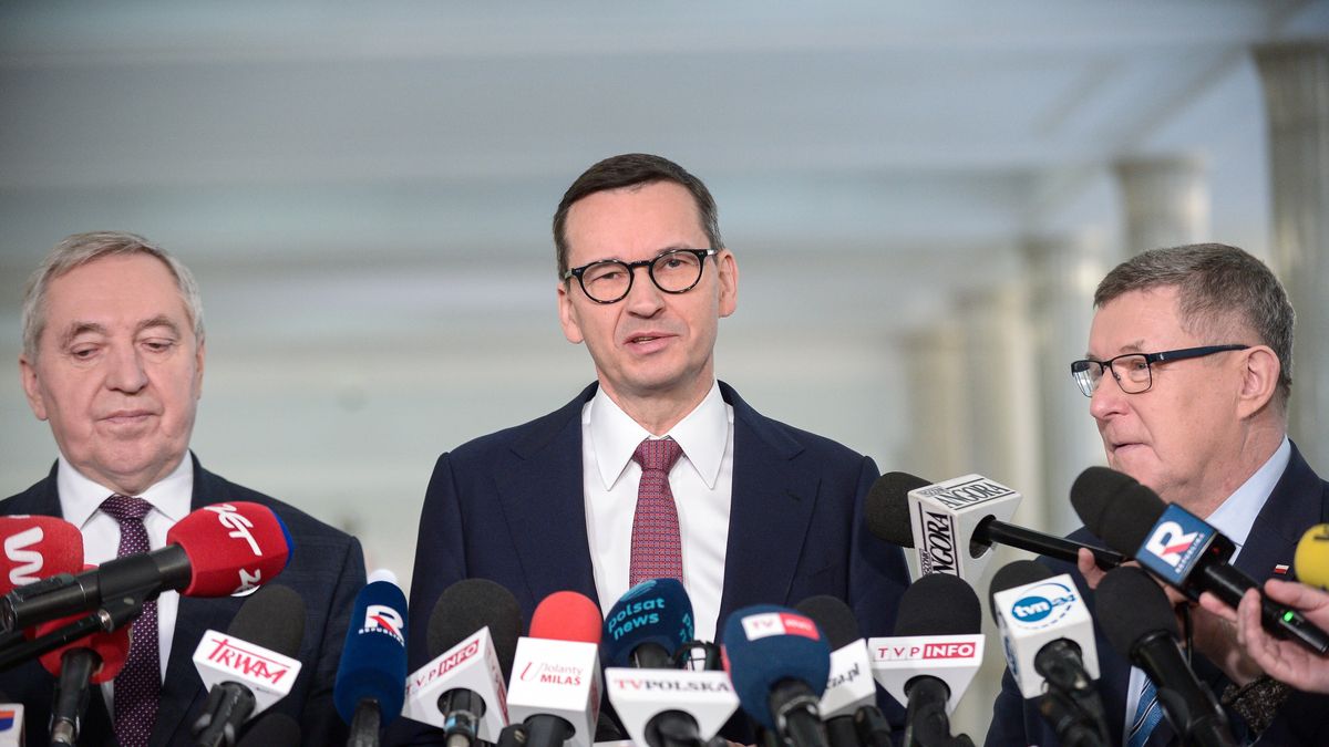 Warszawa, 18.01.2024. Posłowie PiS: Henryk Kowalczyk (L), Mateusz Morawiecki (C) i Zbigniew Kuźmiuk (P) podczas konferencji prasowej w Sejmie w Warszawie, 18 bm. (jm) PAP/Marcin Obara