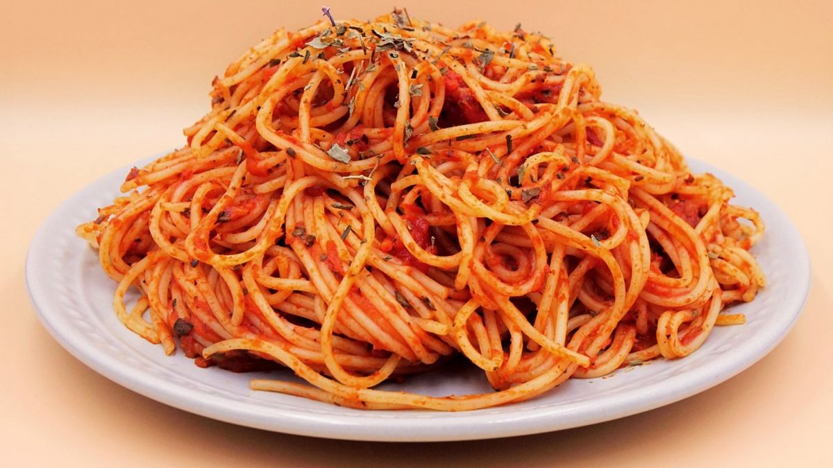 Przekładam na talerz gotowe danie.