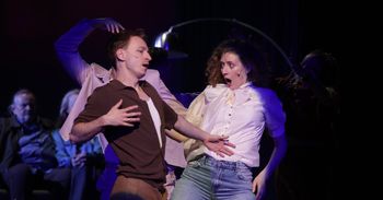 Koń na rycerzu. Premiera spektaklu o kryzysie męskości w Teatrze imienia Stefana Żeromskiego w Kielcach