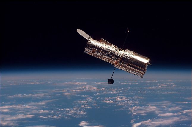 Teleskop Hubble'a widziany z pokładu promu kosmicznego