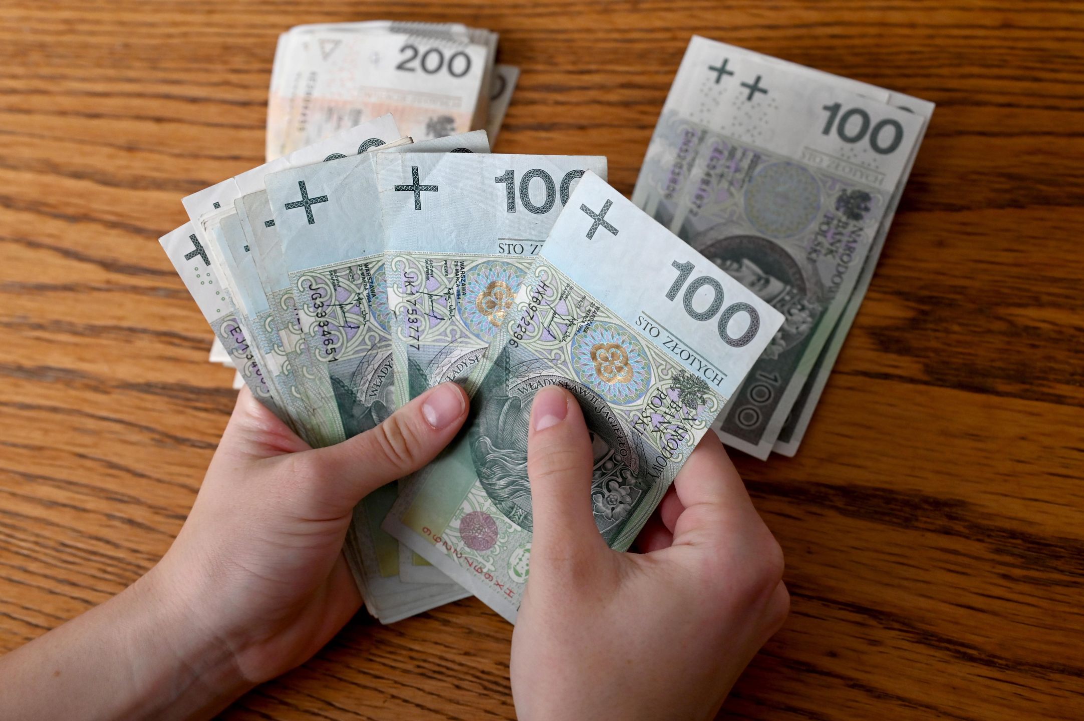 pieni�dze PLN
Szczecin, 09.09.2021. Banknoty, bilety Narodowego Banku Polskiego o nominale 100 z� trzymane w d�oniach, 9 bm. (ran) PAP/Marcin Bielecki
Marcin Bielecki
100 z�otych, 200 z�, 200 z�otych, banknot�w, banknoty, dlo�, d�onie, got�wka, kasa, liczenie pieniedzy, pieni�dze, z�ot�wki