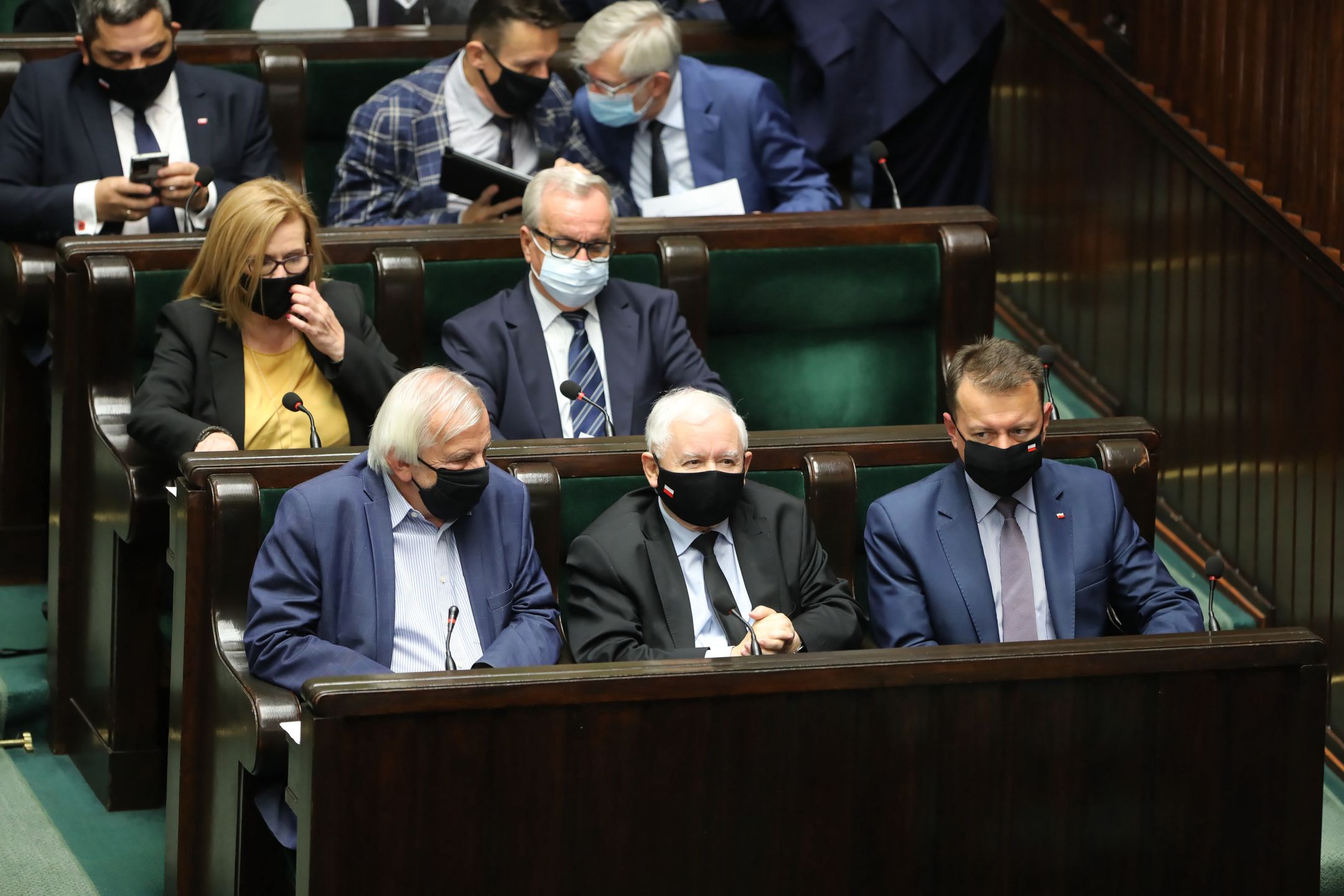 Warszawa, 01.10.2021. Wicepremier, prezes PiS Jarosław Kaczyński (C), minister obrony Mariusz Błaszczak (P) i wicemarszałkowie Sejmu Małgorzata Gosiewska (2L) i Ryszard Terlecki (3L) na sali obrad Sejmu w Warszawie, 1 bm. Podczas trzeciego dnia posiedzenia niższa izba parlamentu ma się zająć m.in. projektem zmian w prawie o ruchu drogowym. (sko) PAP/Wojciech Olkuśnik