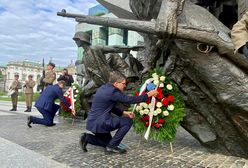 Warszawa. Wizyta przedstawiciela dyplomacji USA. Kwiaty w hołdzie powstańcom
