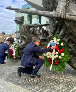 Warszawa. Wizyta przedstawiciela dyplomacji USA. Kwiaty w hołdzie powstańcom