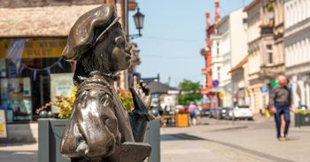 Wrocław ma krasnale, a Inowrocław żaczki. Turyści polubili rzeźby wskazujące miejsca warte odwiedzenia