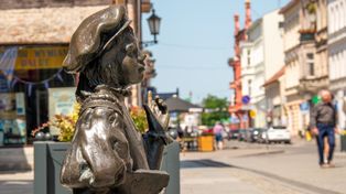 Wrocław ma krasnale, a Inowrocław żaczki. Turyści polubili rzeźby wskazujące miejsca warte odwiedzenia