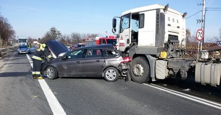 Wypadek w Okalinie z udziałem ciągnika siodłowego