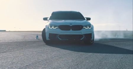 BMW potrafi robić reklamy. Pokazali, jak mama lata bokami w nowym M5