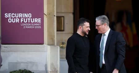 Wsparł Zełenskiego, spotkał się z Trumpem. Rośnie poparcie dla Starmera