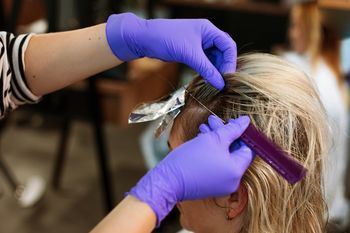 Włosy muśnięte słońcem. Poproś fryzjera o milkshake blonde