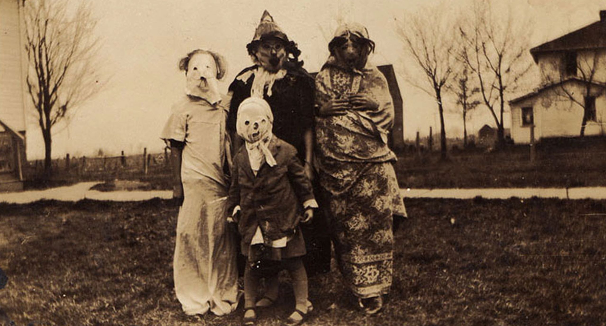 Stuletnie zdjęcia upiornych kostiumów na Halloween