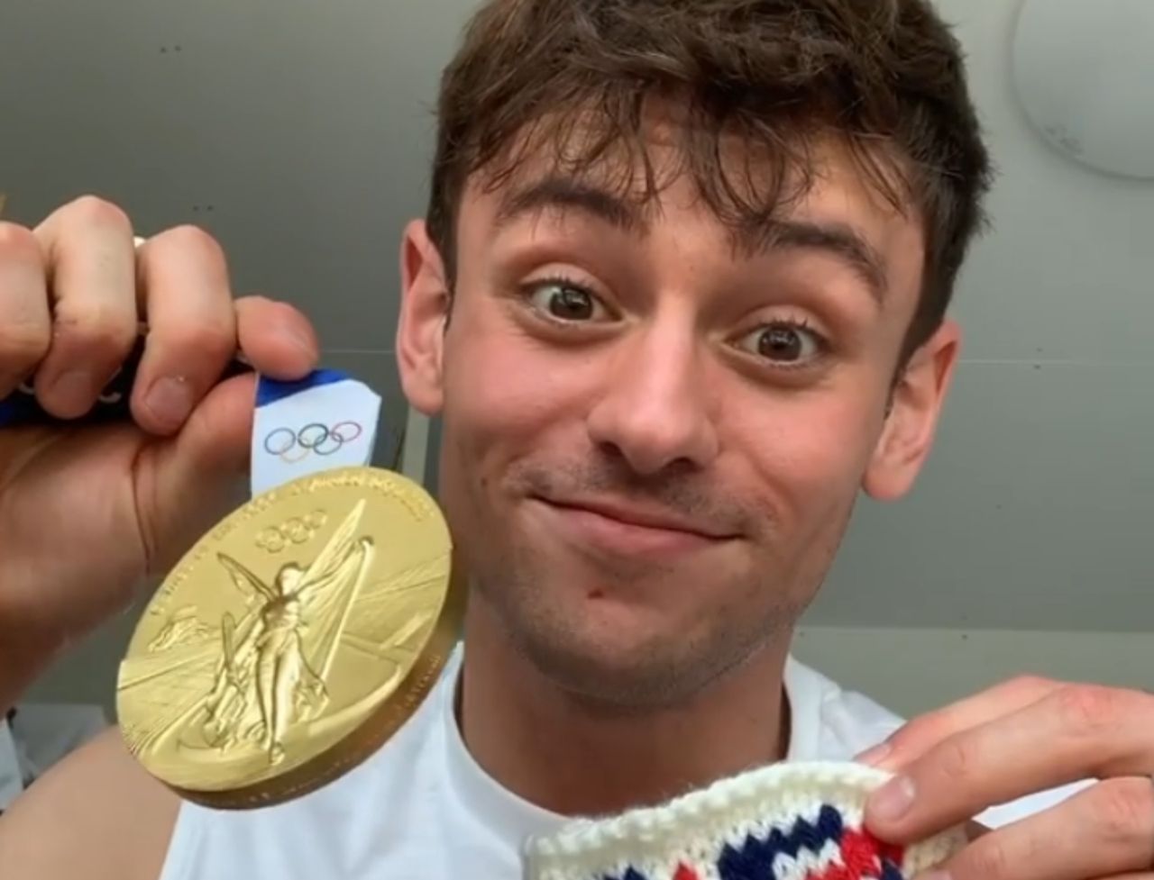 Tom Daley zachwycił kibiców. Zdobywca złotego medalu siedział na trybunach i dziergał na drutach