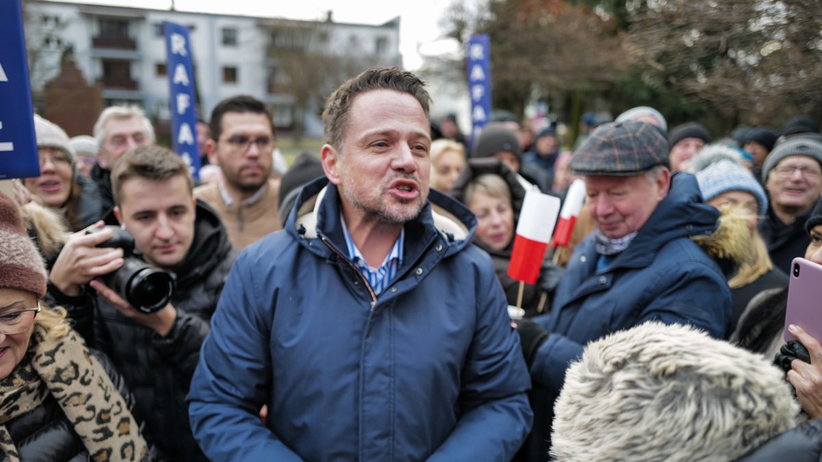 Werbkowice, 15.12.2024. Kandydat KO w przyszłorocznych wyborach na prezydenta RP Rafał Trzaskowski (C) podczas porannego spotkania z mieszkańcami miejscowości Werbkowice, 15 bm. (mr) PAP/Karol Zienkiewicz