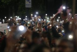 Protesty w Gruzji. Przed parlamentem spalono flagi partii i Rosji