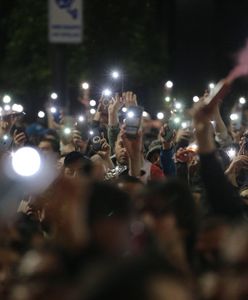 Protesty w Gruzji. Przed parlamentem spalono flagi partii i Rosji