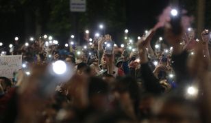 Protesty w Gruzji. Przed parlamentem spalono flagi partii i Rosji