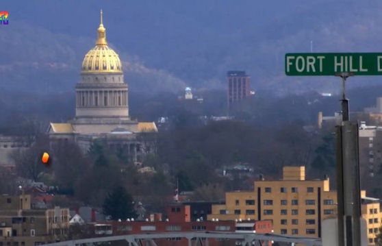 Dwa kanały z tęczowym logo. „Nasz pojazd będzie zamykał Paradę Równości”