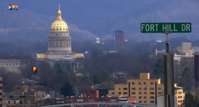 Dwa kanały z tęczowym logo. „Nasz pojazd będzie zamykał Paradę Równości”