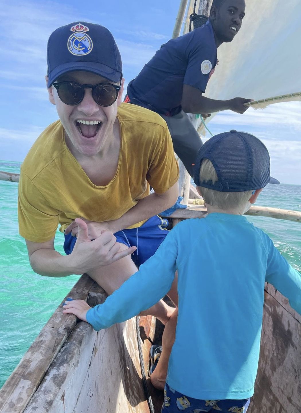 Nieco zapomniany Marcin Mroczek dokazuje z żoną na Zanzibarze: drinki, opalanie KLATY i karmienie żółwi