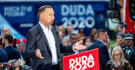 Wybory 2020. Andrzej Duda podpisuje "Kartę Rodziny"