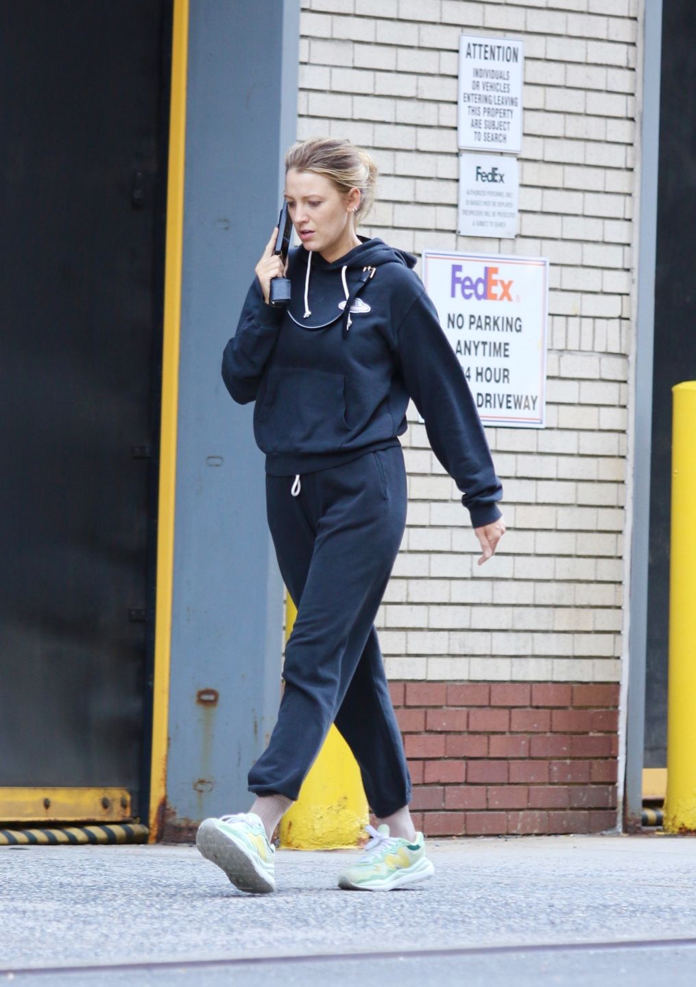Naturalna Blake Lively na samotnym spacerze