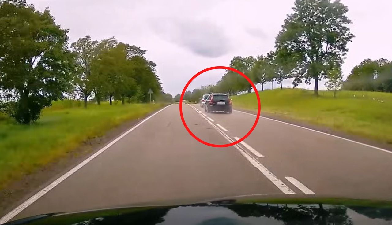 Volvo nagle zjechało. Burza w sieci. Dostało się nagrywającemu