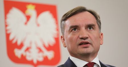 Sędziowie w stanie spoczynku. "Będą dostawać pieniądze za pilnowanie ogródka"