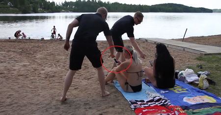 Wyrwali kobietom telefony na plaży. Każdy powinien zobaczyć ten film