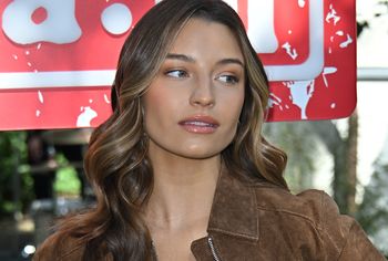 W takim stroju weszła na plan. Skórzane szorty to dopiero początek