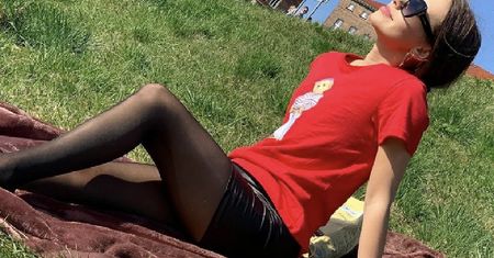 Co ona robi? Dziewczyna Piotra Żyły bzyczała na plaży