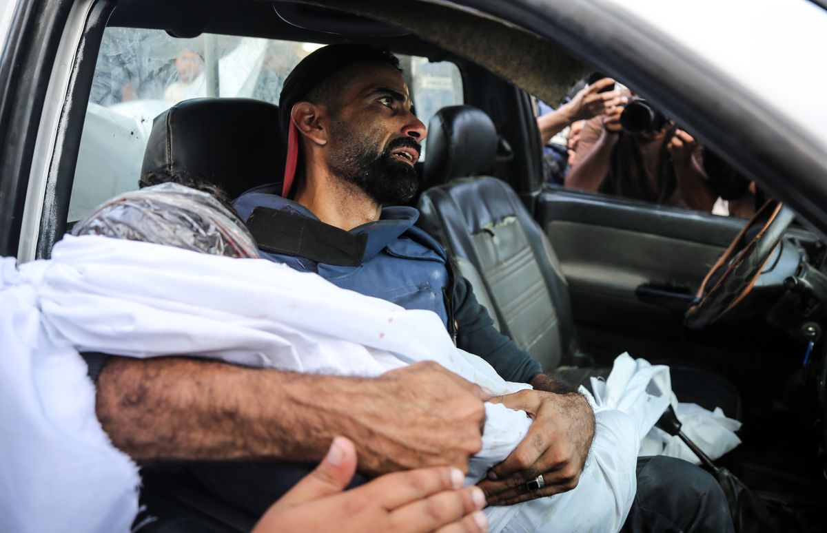 Mohammed Alaloul trzyma zwłoki jednego z dzieci