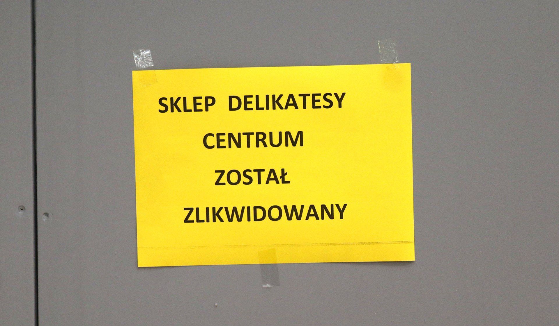 W lokalu przy ulicy Bema 8A w Oświęcimiu działają tylko lokale usługowe. Mieszkańcy oczekują na nową placówkę handlową. Wcześniej działały tutaj Delikatesy Centrum.