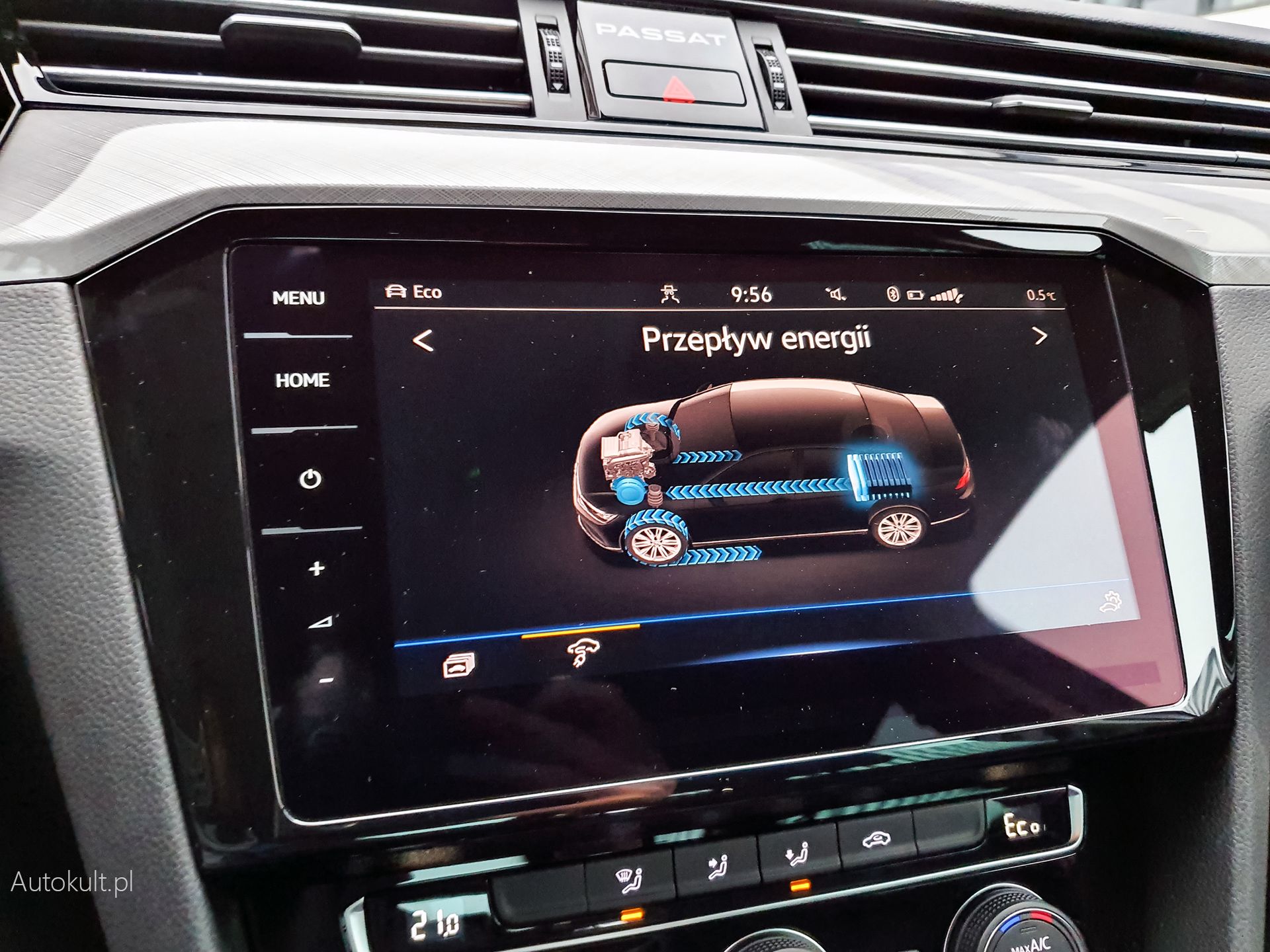 Komputer pokładowy Passata GTE pokazuje transfer energii z akumulatorów na koła samochodu