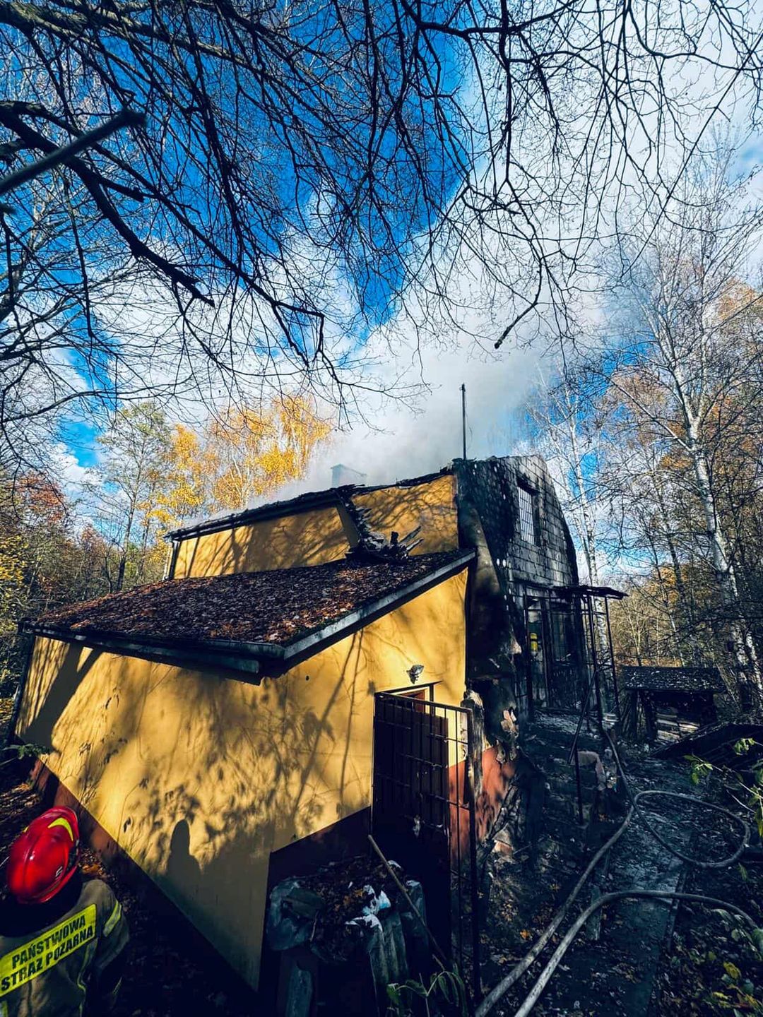Pożar domu w Motyczu. Z żywiołem walczyło 10 zastępów strażaków, spłonęły zwierzęta