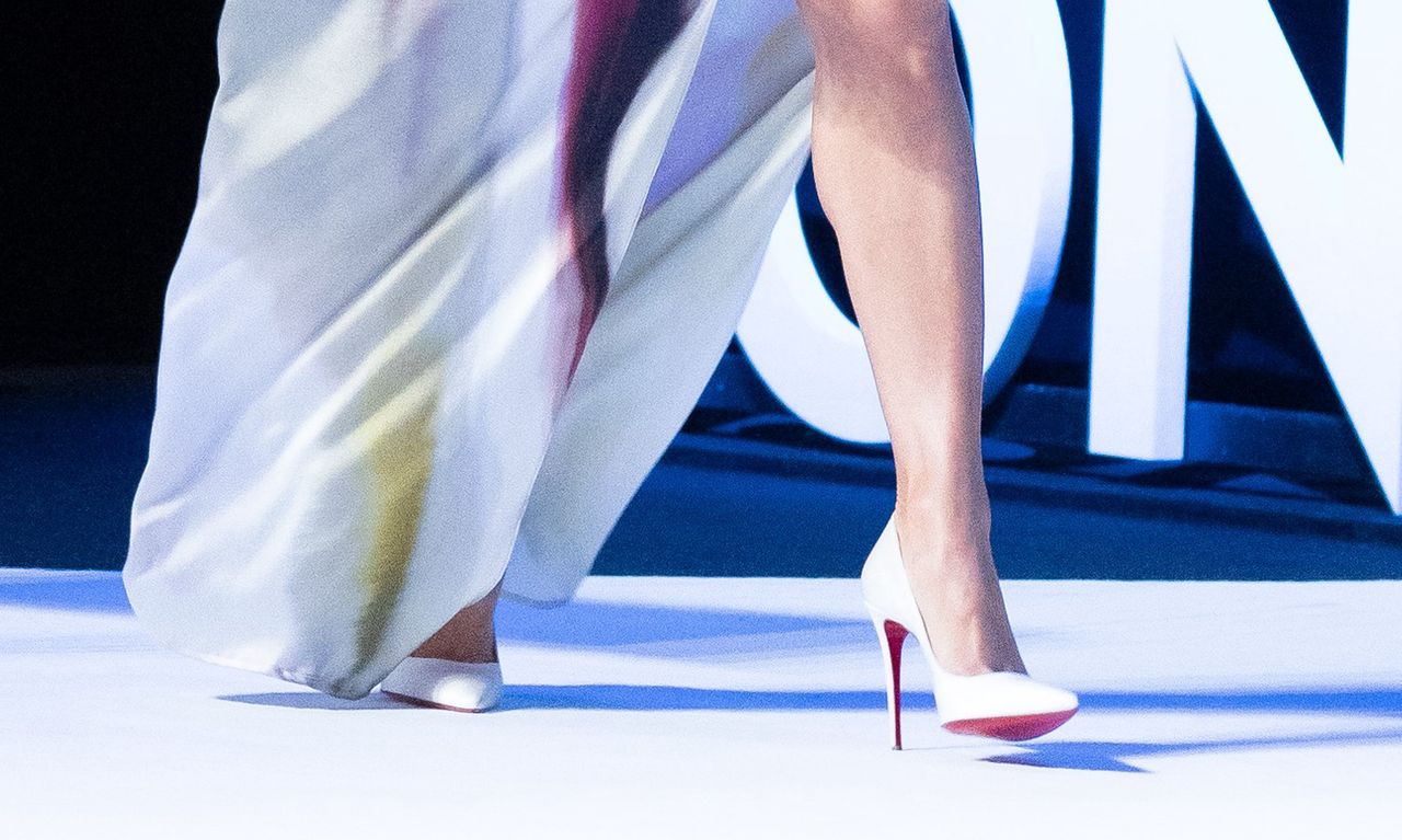 Eva Longoria włożyła białe szpilki z czerwoną podeszwą 