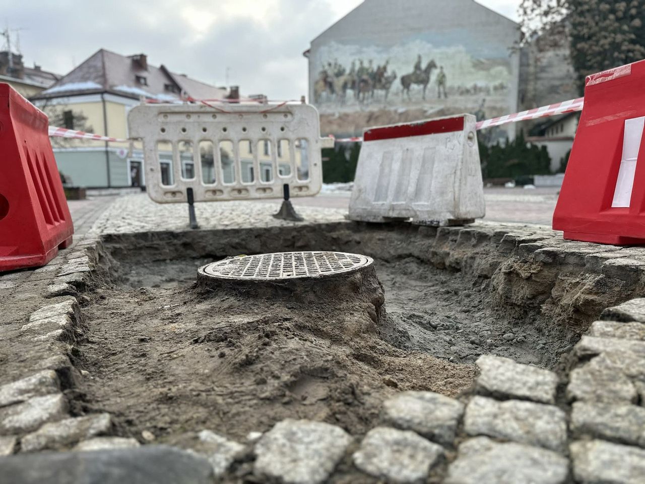 Tarnów: Ogromna dziura na deptaku. Na ulicy Wałowej zapadła się kostka