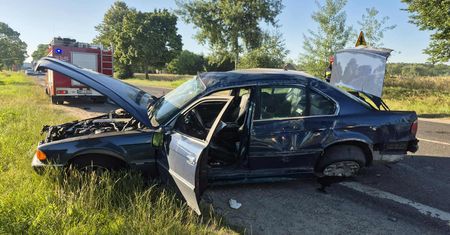 Kierowca BMW wyprzedzał kilka pojazdów na raz. Trafił do szpitala!
