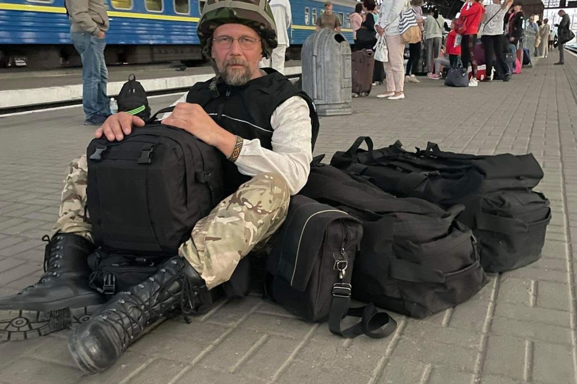 Sławomir wozi pomoc metodą "na wielbłąda" - dwie torby po 25 kg, plus jedna 20 kg, plus plecak podręczny