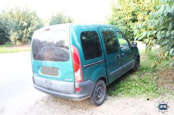Pijany kierowca renault uciekał przed policją i wjechał do sadu. Miał blisko 2,7 promila