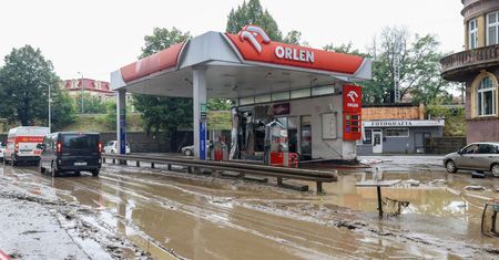 Orlen o skutkach powodzi: kilka stacji nie działa, kolejne szykowane są do ewakuacji