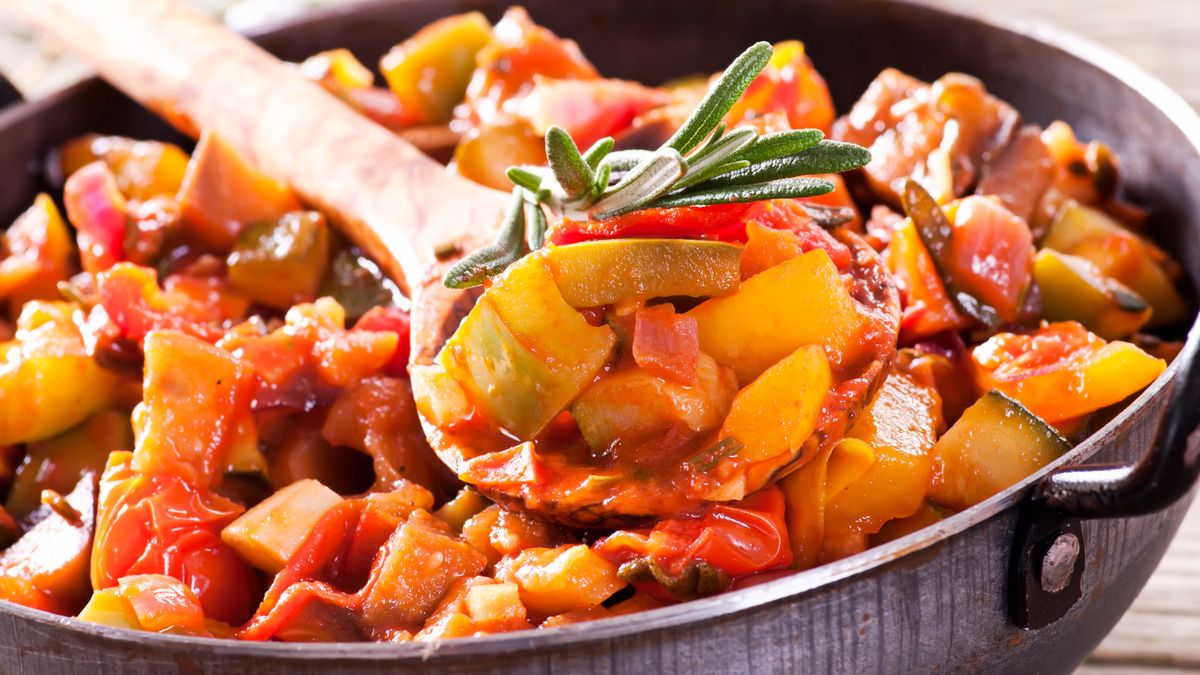 Francuska zapiekanka ratatuj z dodatkiem szynki