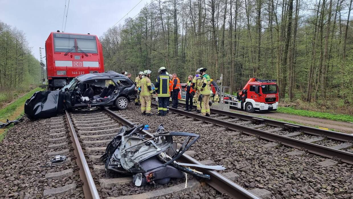 Pociąg uderzył w samochód osobowy z pełną prędkością