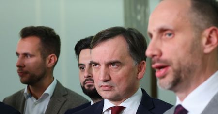 Wojna w koalicji pod flagą tęczową. PiS kpi ze wzmożenia ziobrystów